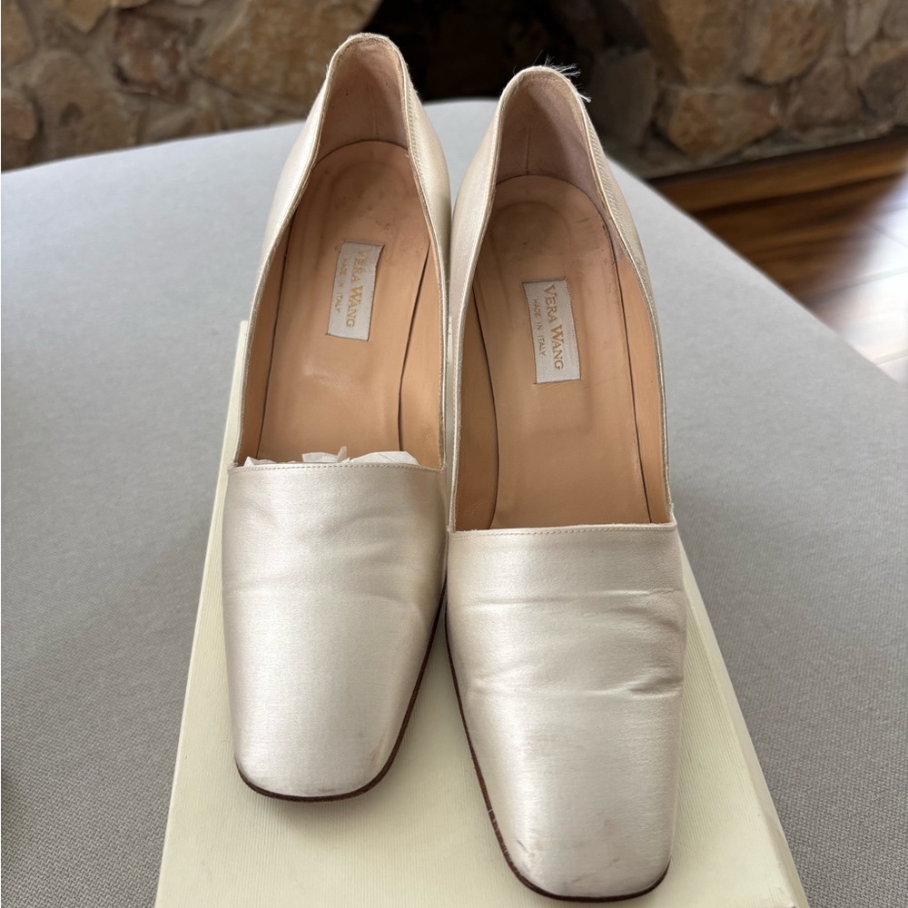 Vera Wang Cream Heels Elegant Satin Design